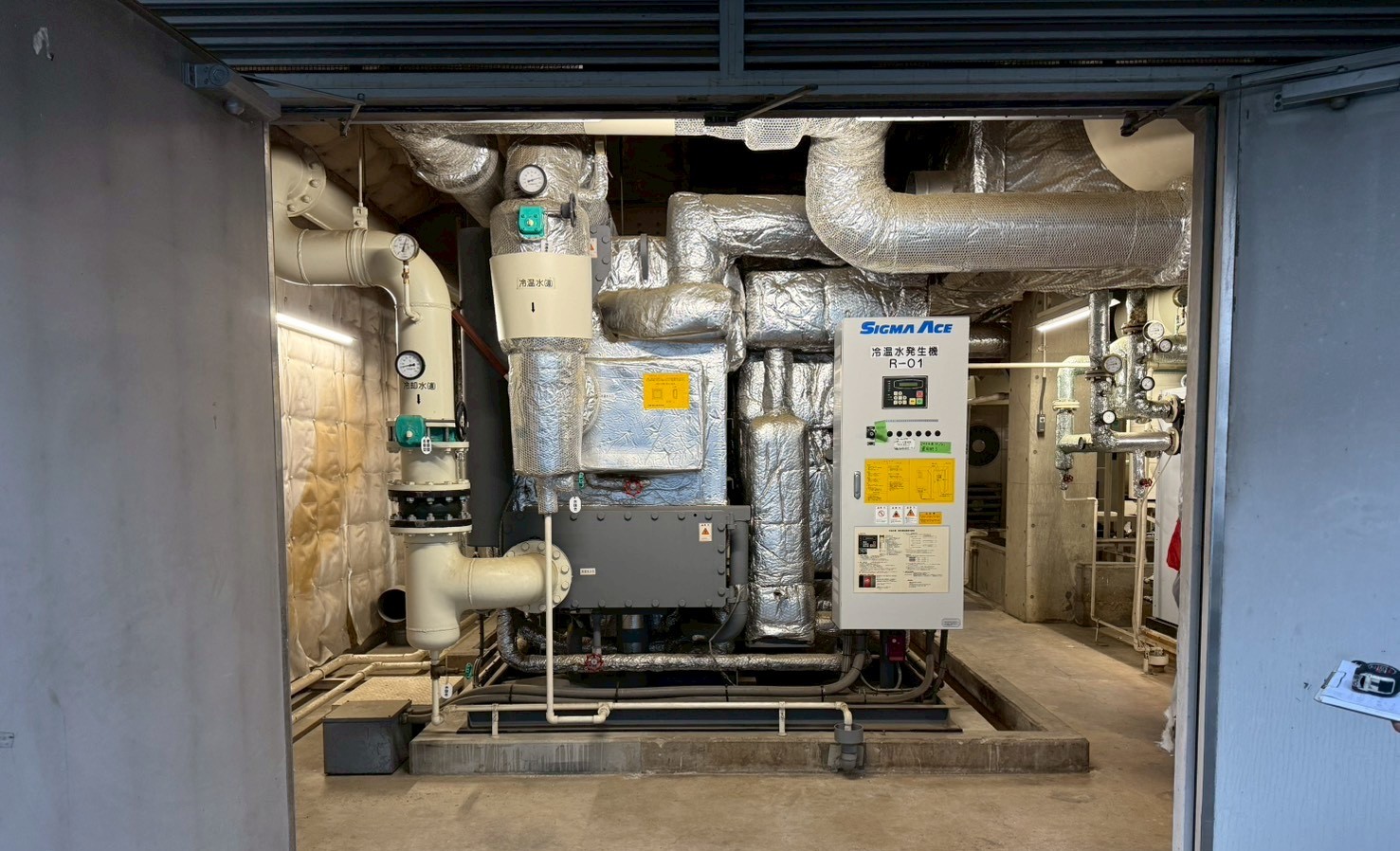 冷温水発生機の施工 | 愛知の重量物なら株式会社LIBZIND